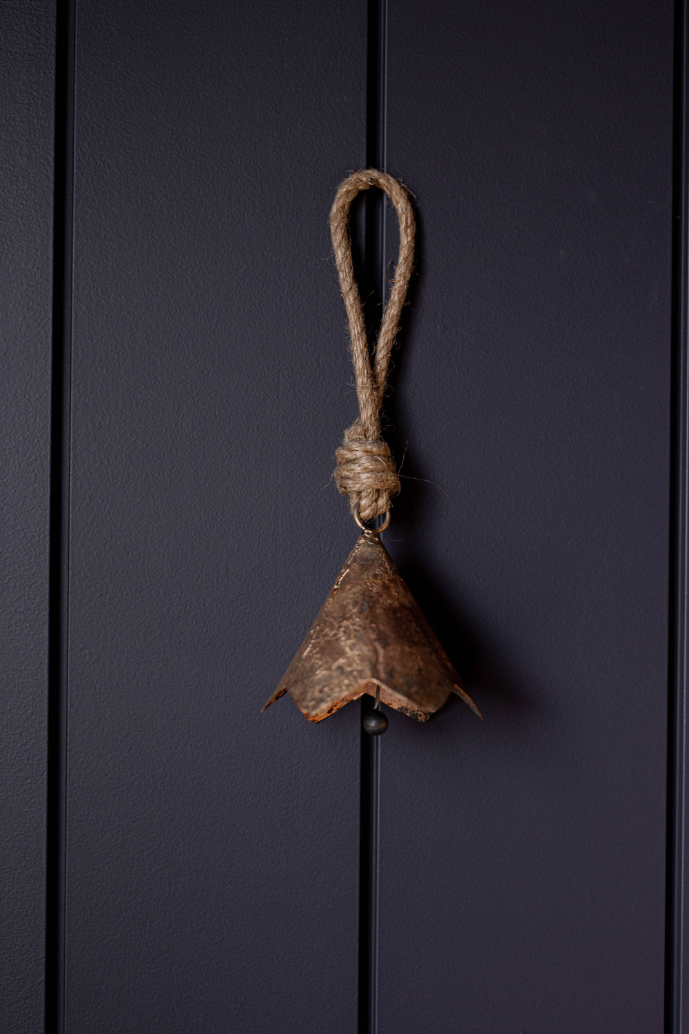 Vintage-Inspired Scalloped Metal Bell – Decorative Accent for Home or Holiday